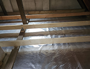 Zateplení stropu rodinného domu pomocí foukané izolace